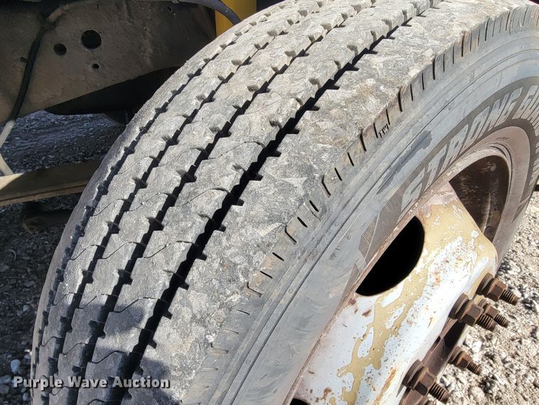 image for item KB9883 2002 Ford F550 Super Duty  flatbed truck