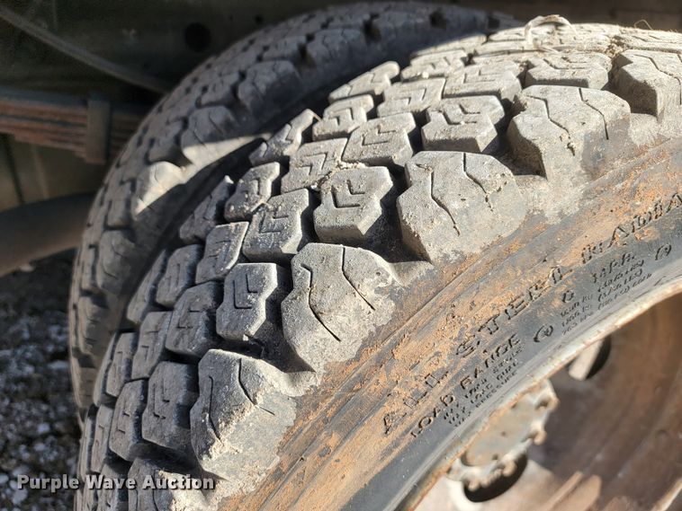 image for item KB9883 2002 Ford F550 Super Duty  flatbed truck