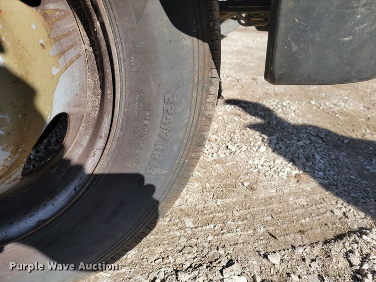 image for item KB9883 2002 Ford F550 Super Duty  flatbed truck