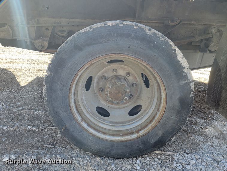 image for item KB9883 2002 Ford F550 Super Duty  flatbed truck