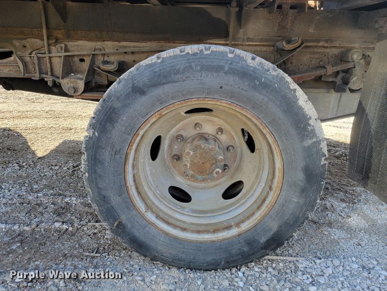 image for item KB9883 2002 Ford F550 Super Duty  flatbed truck