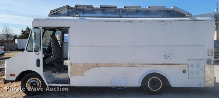 image for item KB9884 1984 GMC P3500  food truck