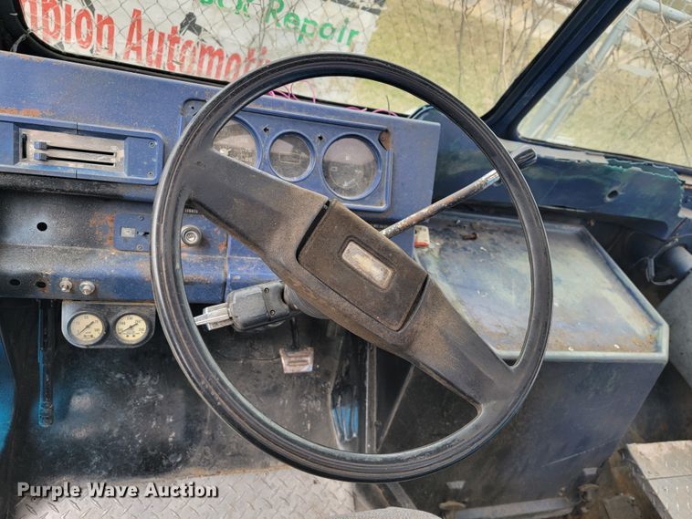 image for item KB9884 1984 GMC P3500  food truck