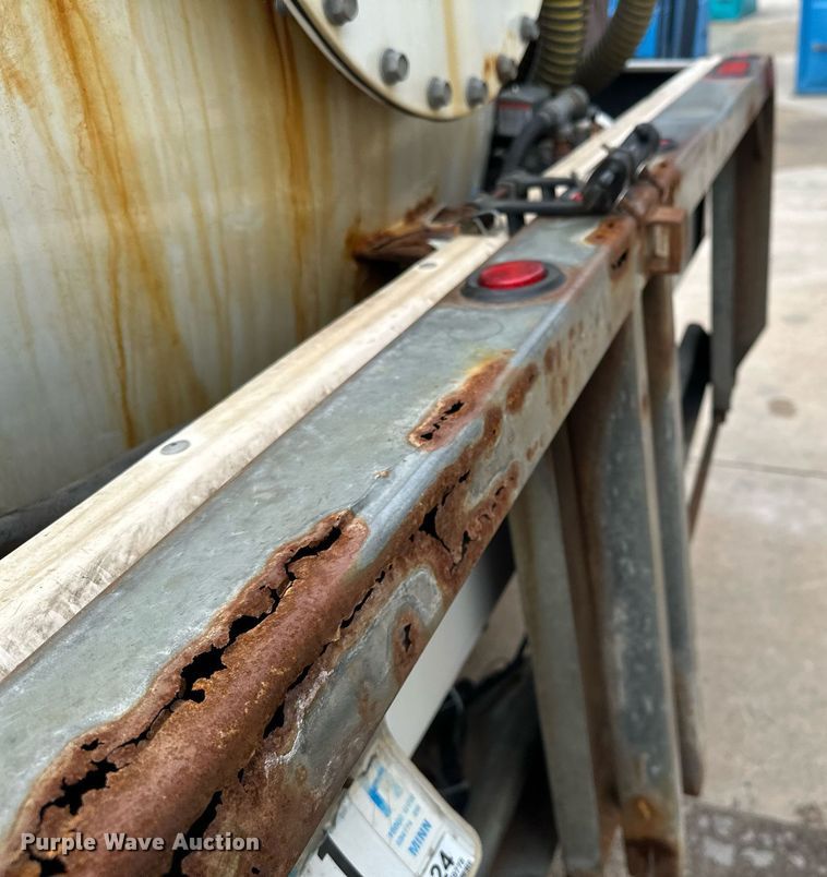 image for item KU9933 2009 Ford F550 Super Duty XL  vacuum truck