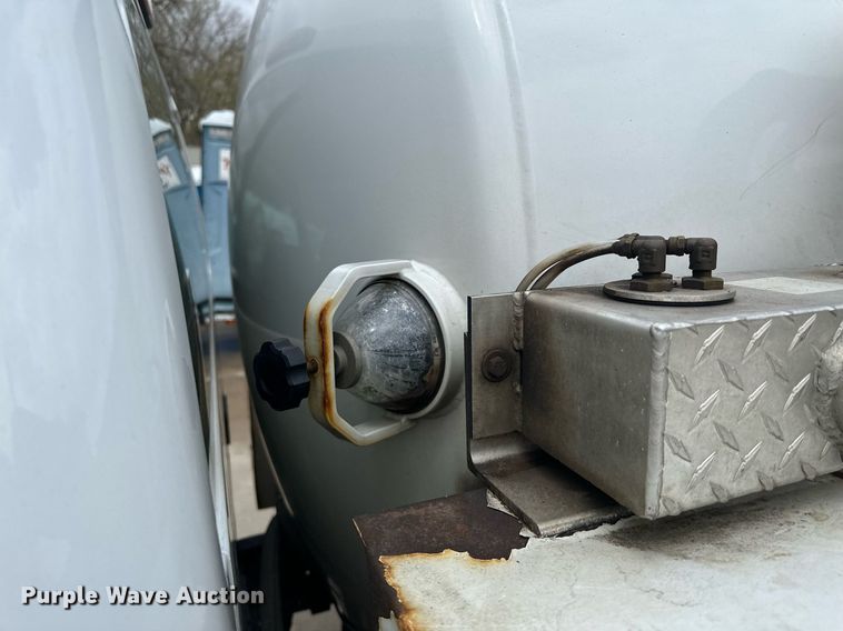 image for item KU9933 2009 Ford F550 Super Duty XL  vacuum truck