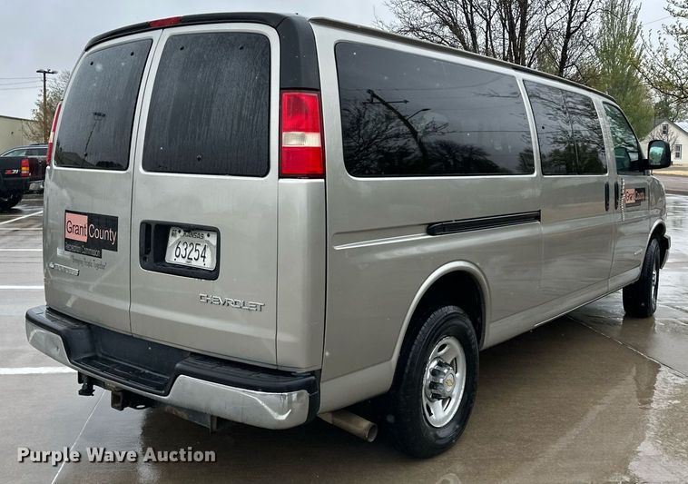 image for item KX9046 2004 Chevrolet Express  van