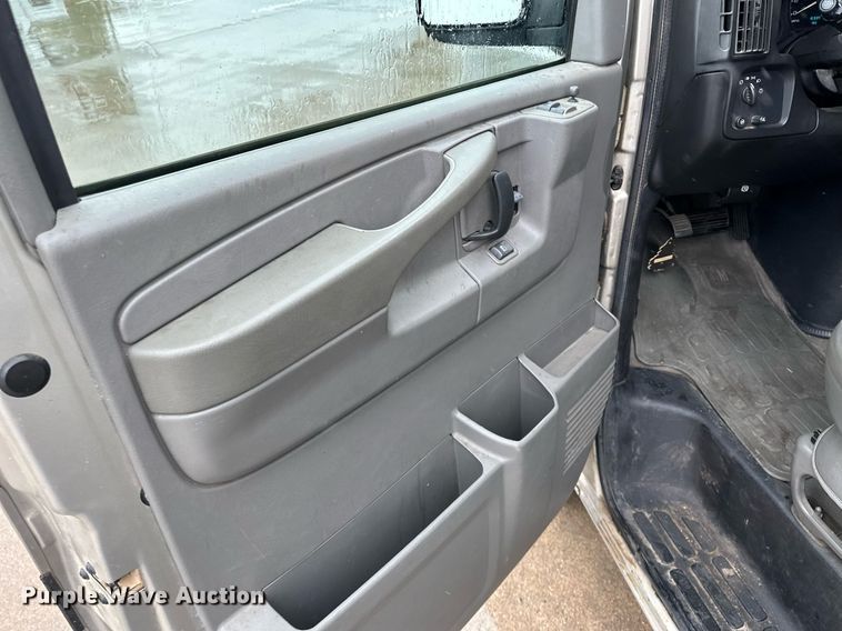 image for item KX9046 2004 Chevrolet Express  van