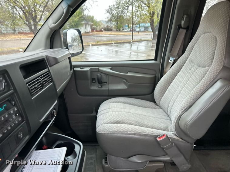 image for item KX9046 2004 Chevrolet Express  van