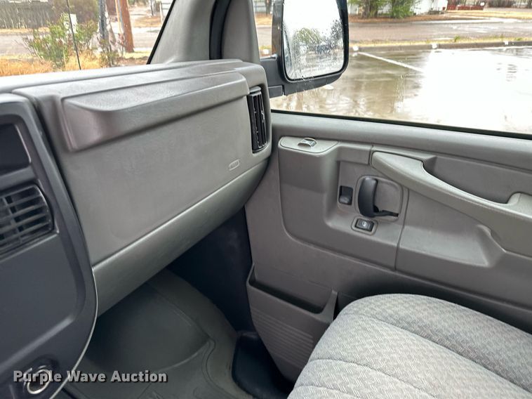 image for item KX9046 2004 Chevrolet Express  van