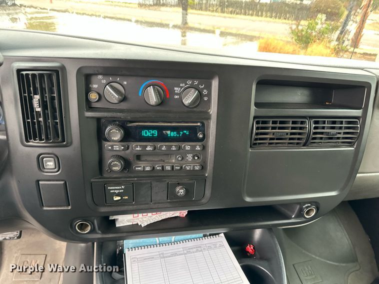 image for item KX9046 2004 Chevrolet Express  van