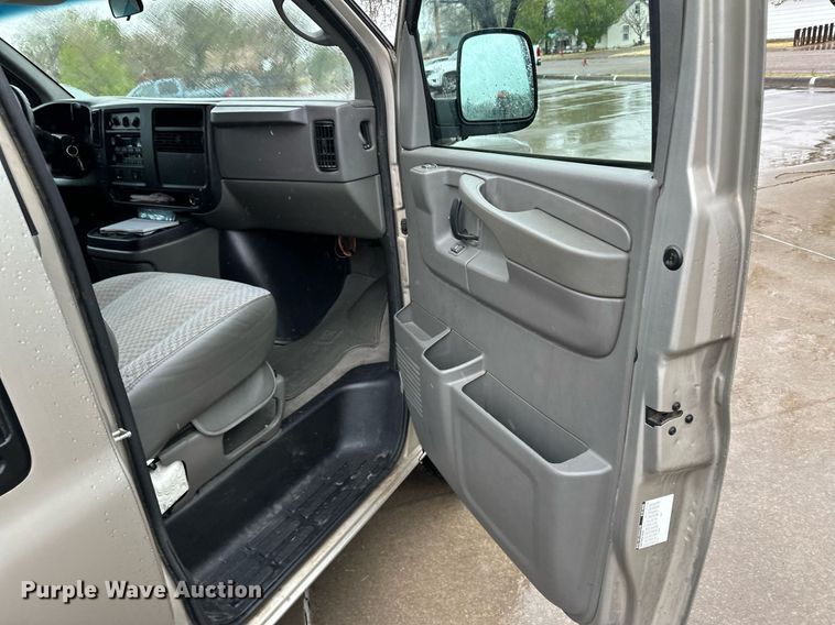 image for item KX9046 2004 Chevrolet Express  van