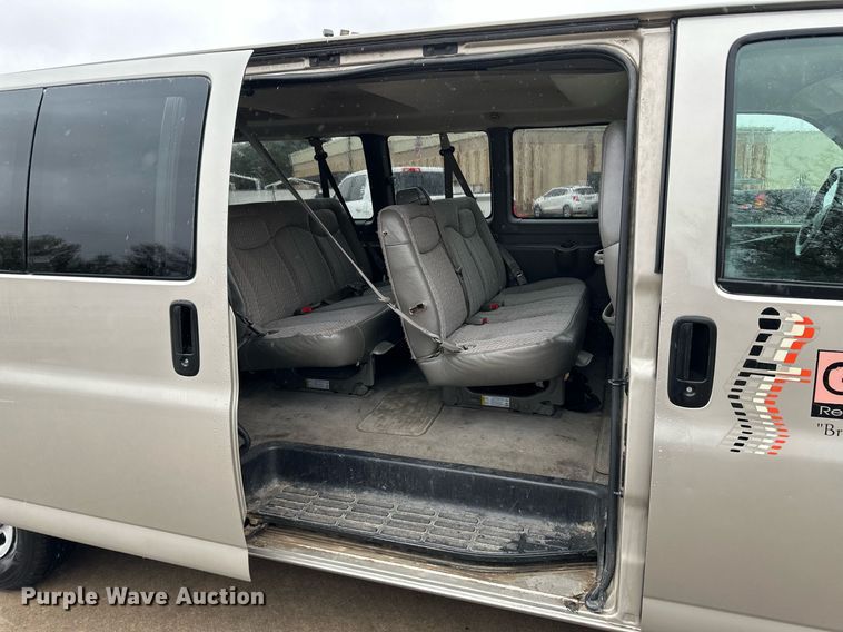 image for item KX9046 2004 Chevrolet Express  van