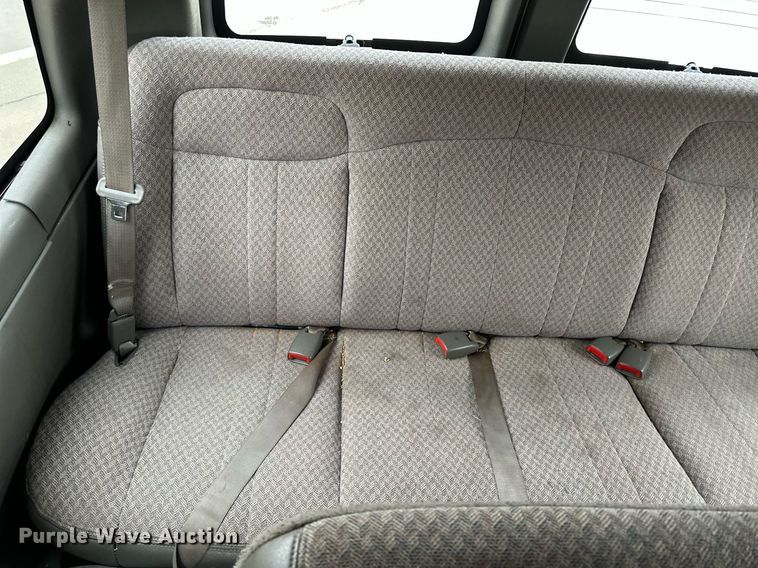 image for item KX9046 2004 Chevrolet Express  van