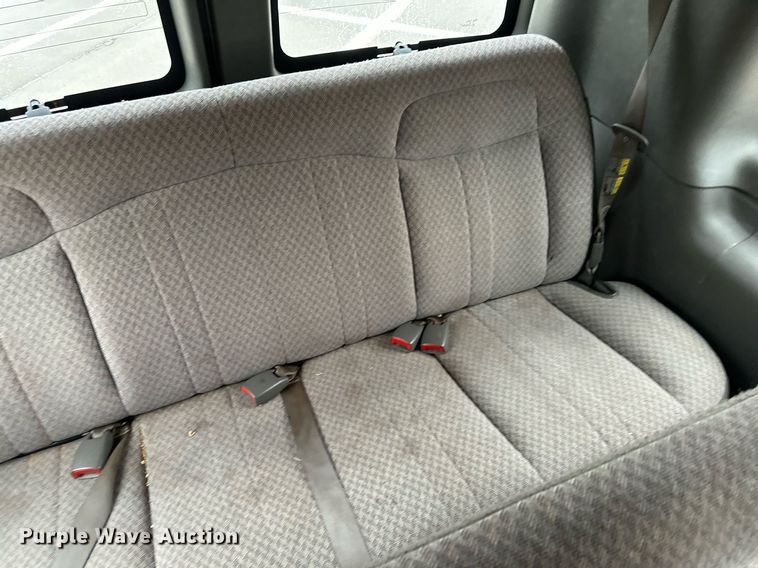 image for item KX9046 2004 Chevrolet Express  van