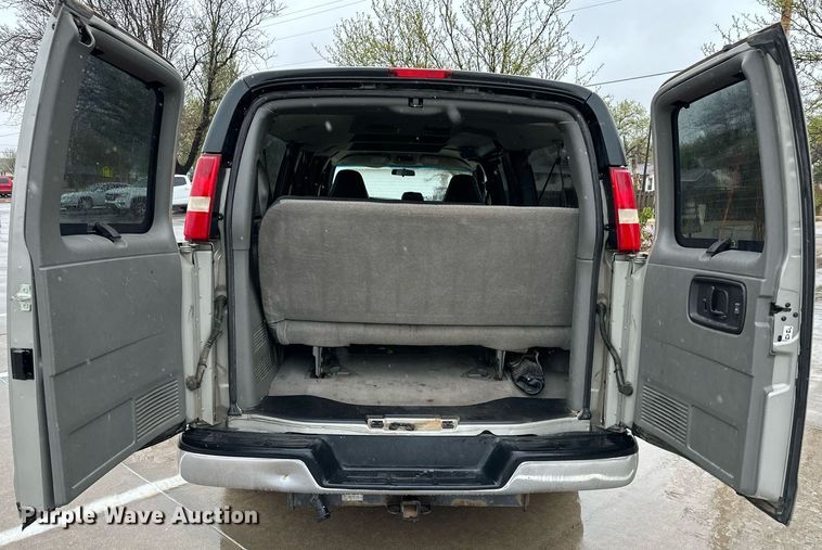 image for item KX9046 2004 Chevrolet Express  van