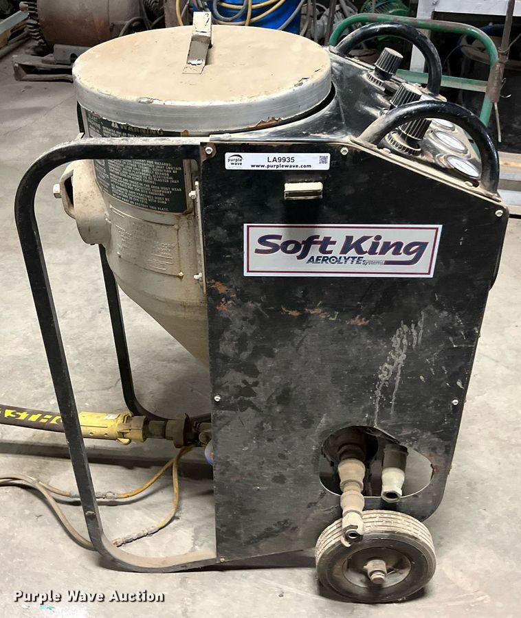 image for item LA9935 1996 Clemco 1642  sandblaster