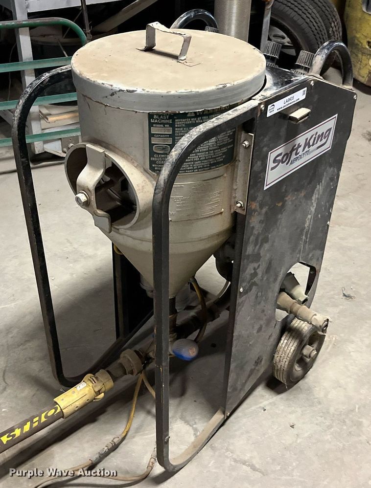 image for item LA9935 1996 Clemco 1642  sandblaster