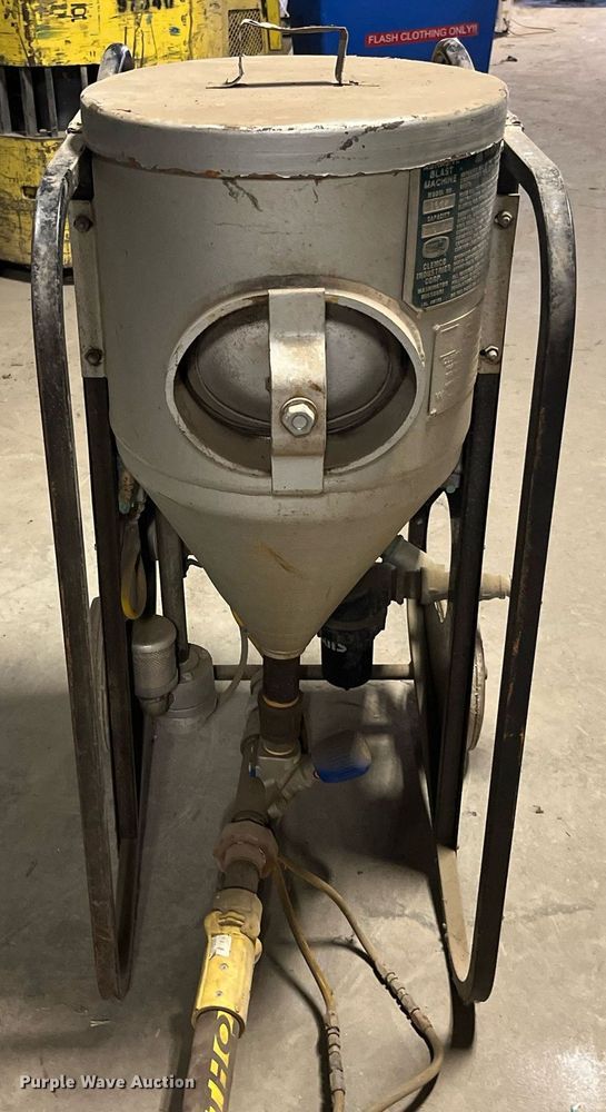 image for item LA9935 1996 Clemco 1642  sandblaster