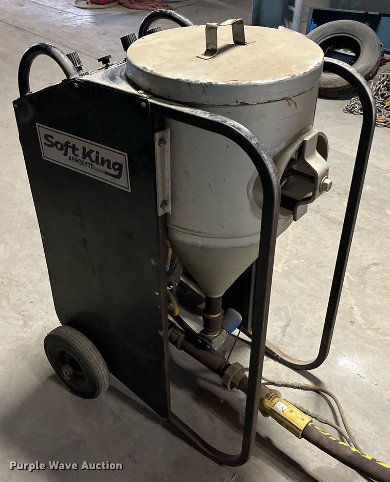 image for item LA9935 1996 Clemco 1642  sandblaster