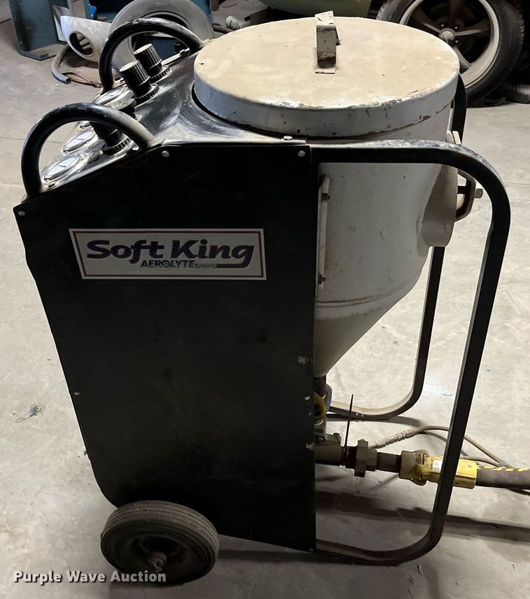 image for item LA9935 1996 Clemco 1642  sandblaster