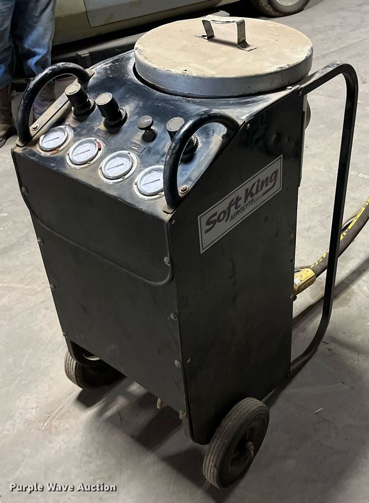 image for item LA9935 1996 Clemco 1642  sandblaster