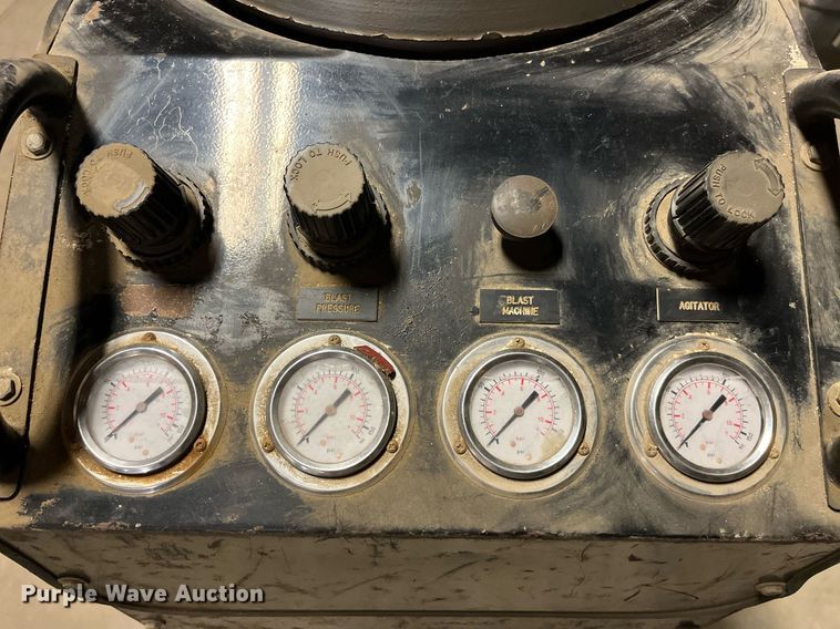 image for item LA9935 1996 Clemco 1642  sandblaster