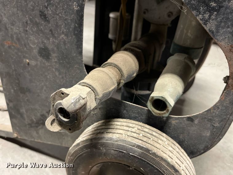 image for item LA9935 1996 Clemco 1642  sandblaster