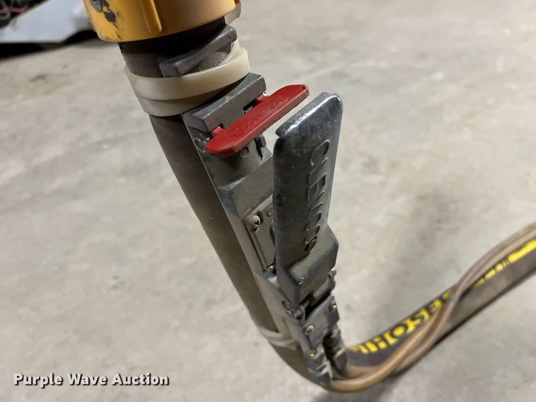 image for item LA9935 1996 Clemco 1642  sandblaster