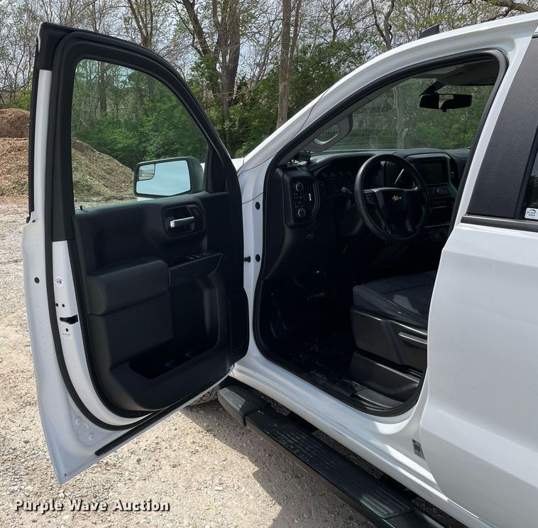 image for item LJ9631 2019 Chevrolet Silverado 1500  Double Cab pickup truck