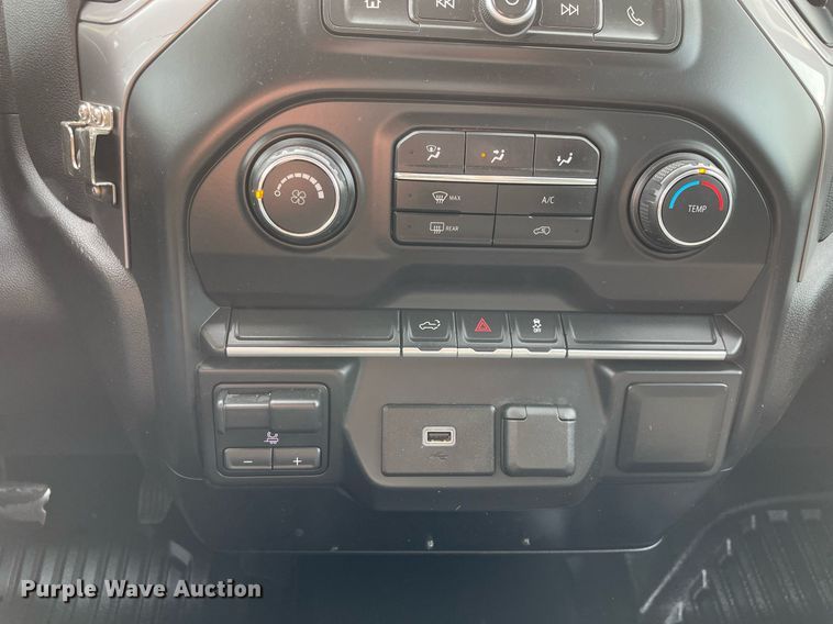 image for item LJ9631 2019 Chevrolet Silverado 1500  Double Cab pickup truck