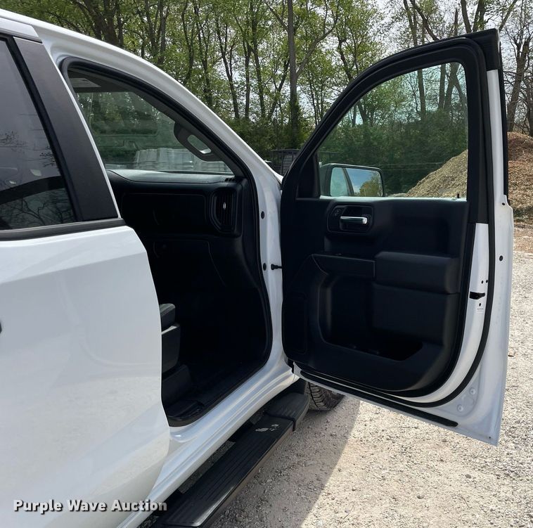 image for item LJ9631 2019 Chevrolet Silverado 1500  Double Cab pickup truck