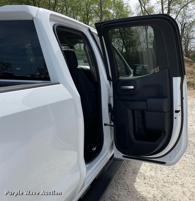 image for item LJ9631 2019 Chevrolet Silverado 1500  Double Cab pickup truck