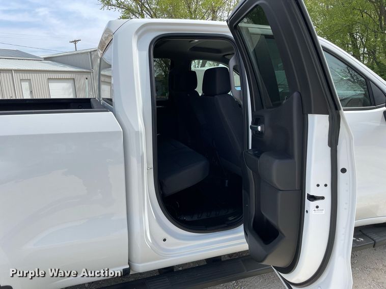 image for item LJ9631 2019 Chevrolet Silverado 1500  Double Cab pickup truck