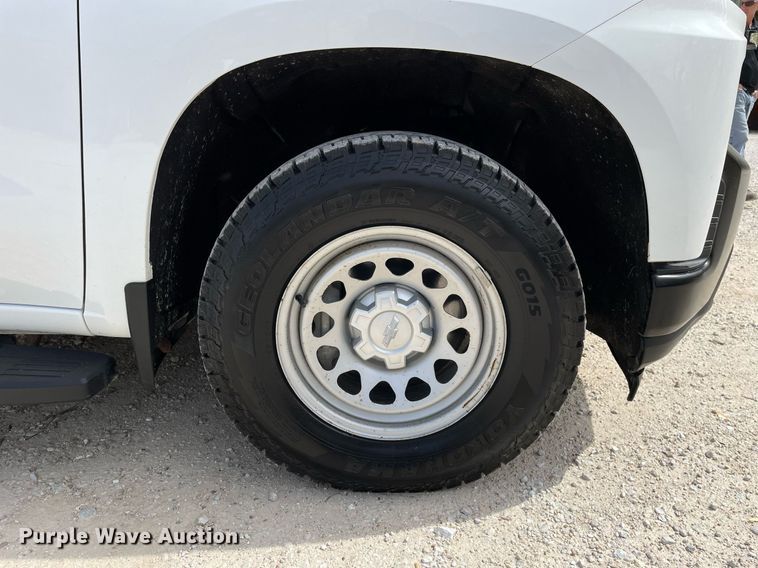 image for item LJ9631 2019 Chevrolet Silverado 1500  Double Cab pickup truck