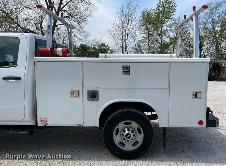 image for item LJ9632 2018 Chevrolet Silverado 2500HD  Double Cab utility bed pickup truck