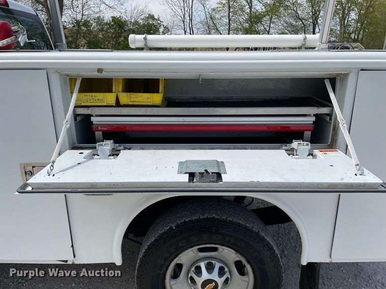 image for item LJ9632 2018 Chevrolet Silverado 2500HD  Double Cab utility bed pickup truck