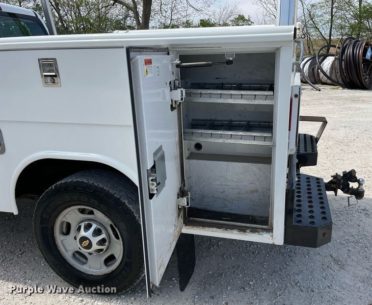 image for item LJ9632 2018 Chevrolet Silverado 2500HD  Double Cab utility bed pickup truck