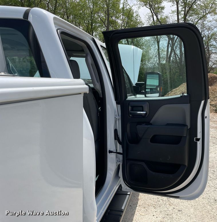 image for item LJ9632 2018 Chevrolet Silverado 2500HD  Double Cab utility bed pickup truck