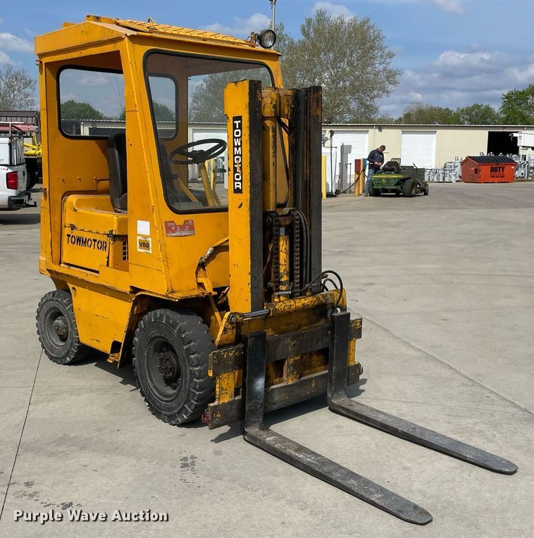 image for item LJ9638 Towmotor V50  forklift