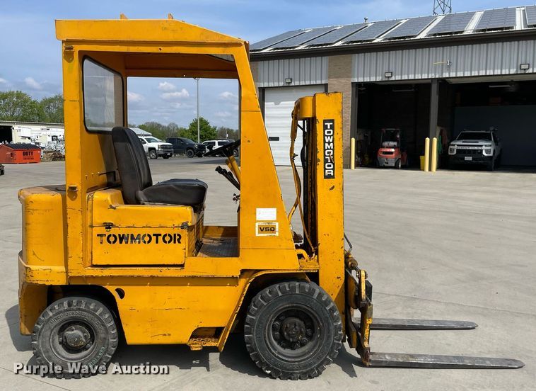 image for item LJ9638 Towmotor V50  forklift