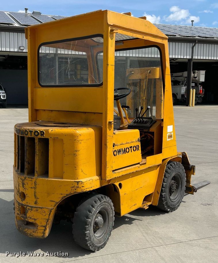 image for item LJ9638 Towmotor V50  forklift