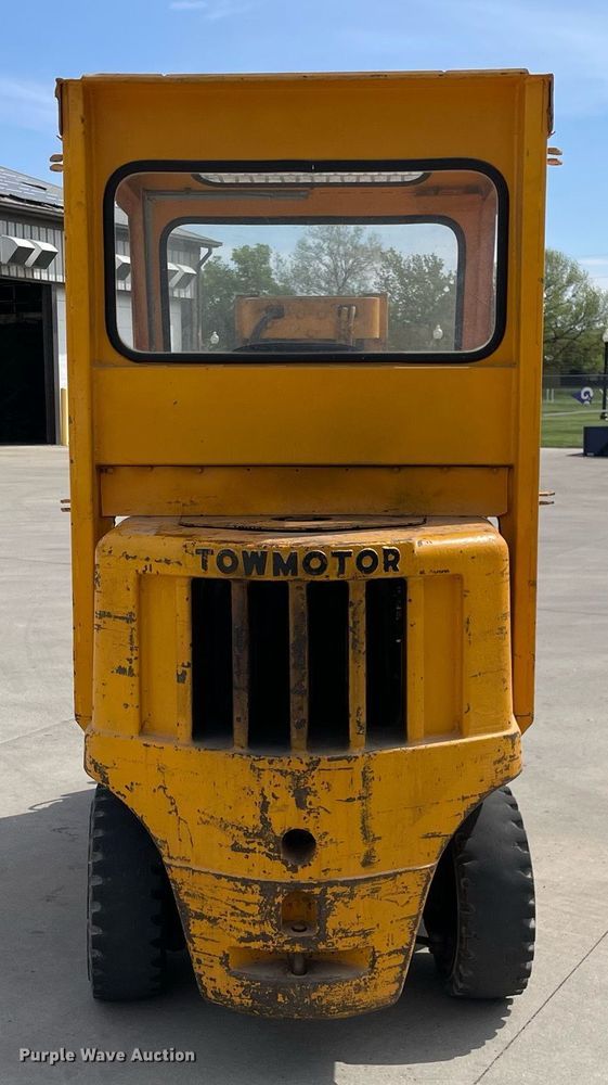 image for item LJ9638 Towmotor V50  forklift