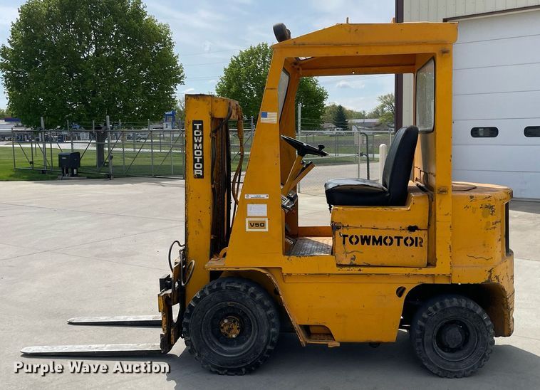 image for item LJ9638 Towmotor V50  forklift
