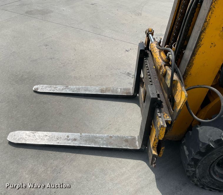 image for item LJ9638 Towmotor V50  forklift