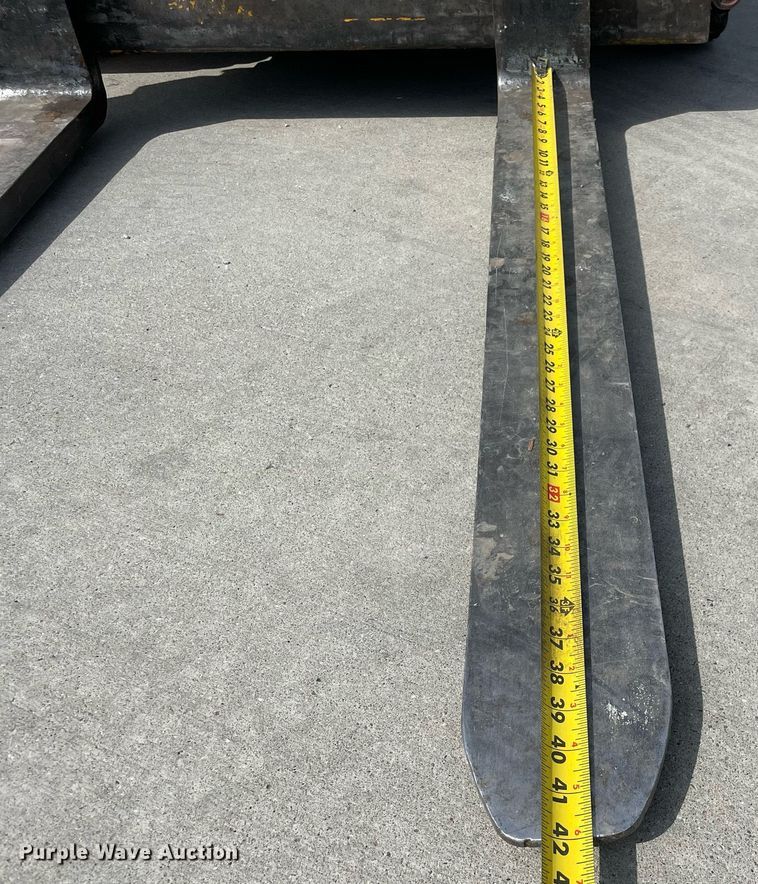 image for item LJ9638 Towmotor V50  forklift