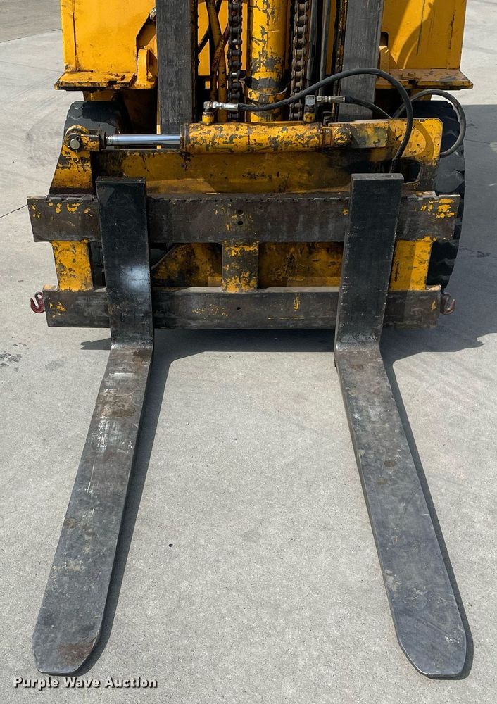 image for item LJ9638 Towmotor V50  forklift