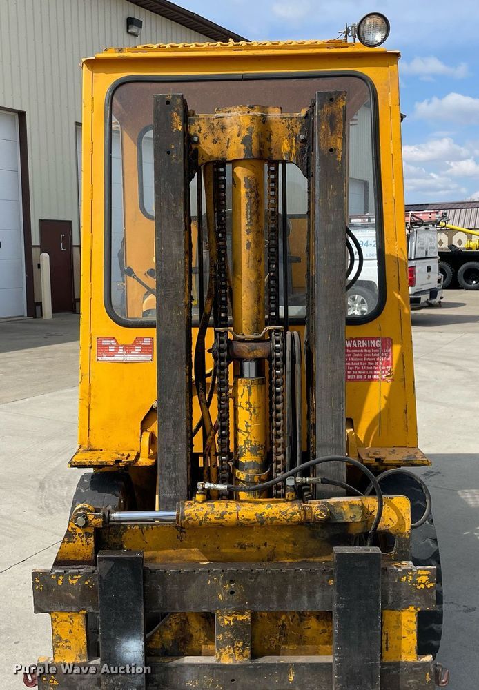 image for item LJ9638 Towmotor V50  forklift