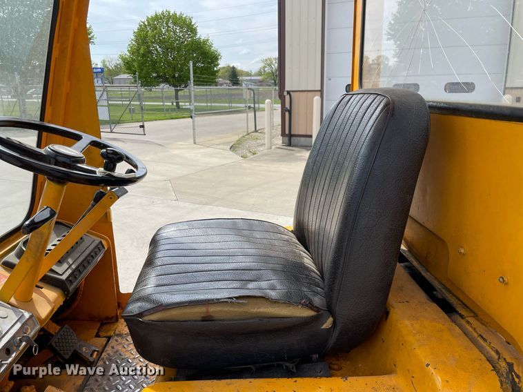 image for item LJ9638 Towmotor V50  forklift