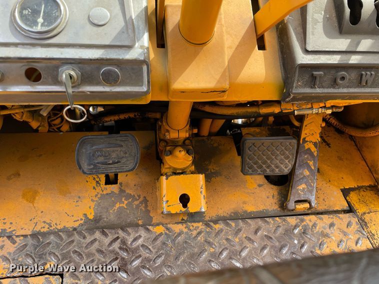 image for item LJ9638 Towmotor V50  forklift