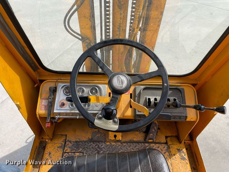 image for item LJ9638 Towmotor V50  forklift